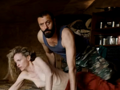 A woman makes one of her kidnappers fall in love with her